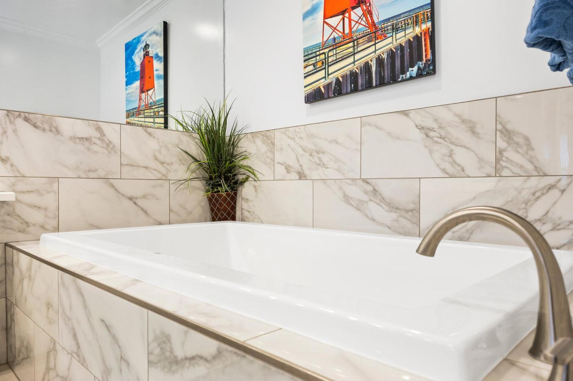 Beachside 102 With Direct Access To The Beach And Pool And Hot Tub 트래버스 시티 외부 사진