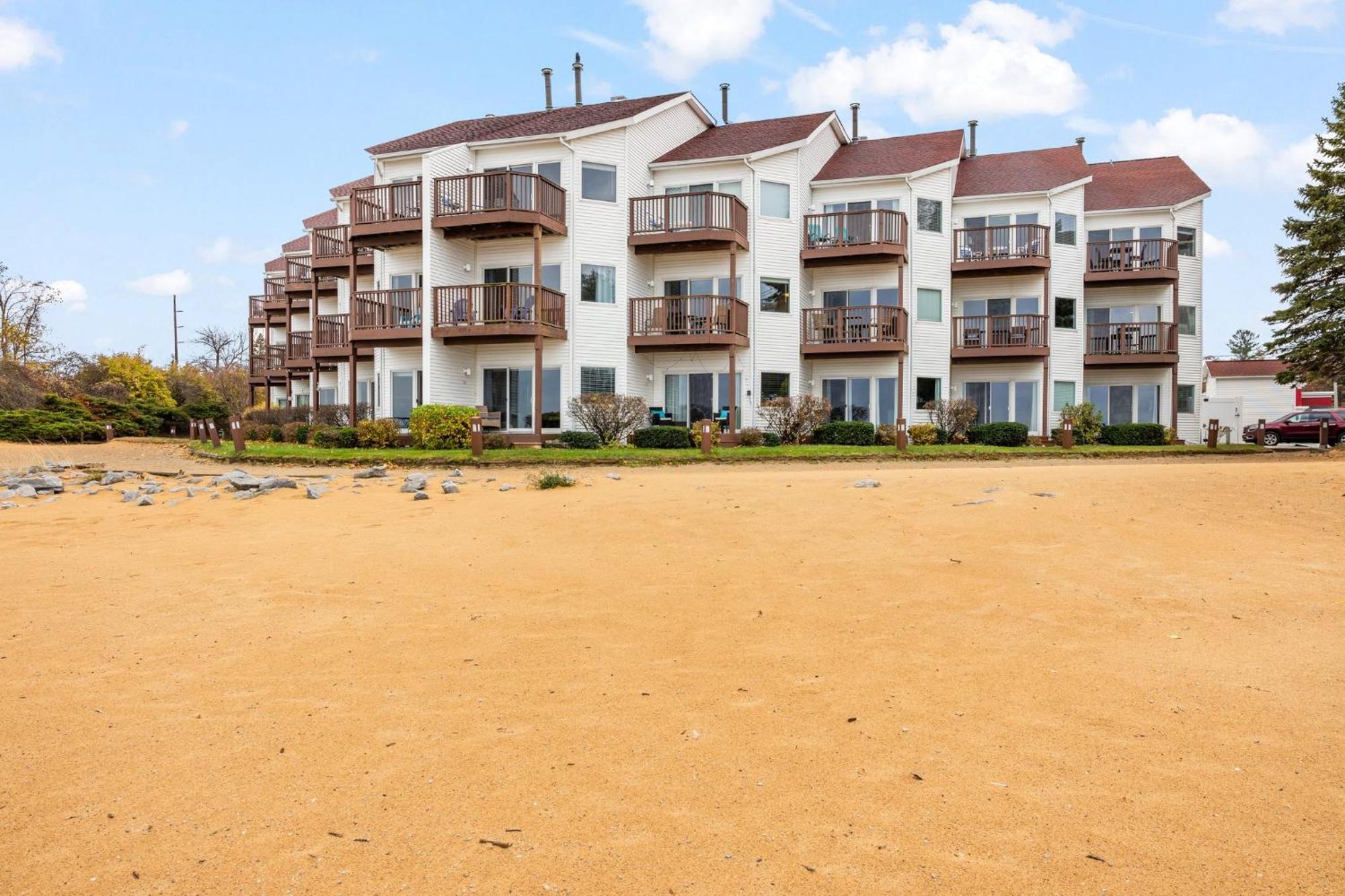 Beachside 102 With Direct Access To The Beach And Pool And Hot Tub 트래버스 시티 외부 사진