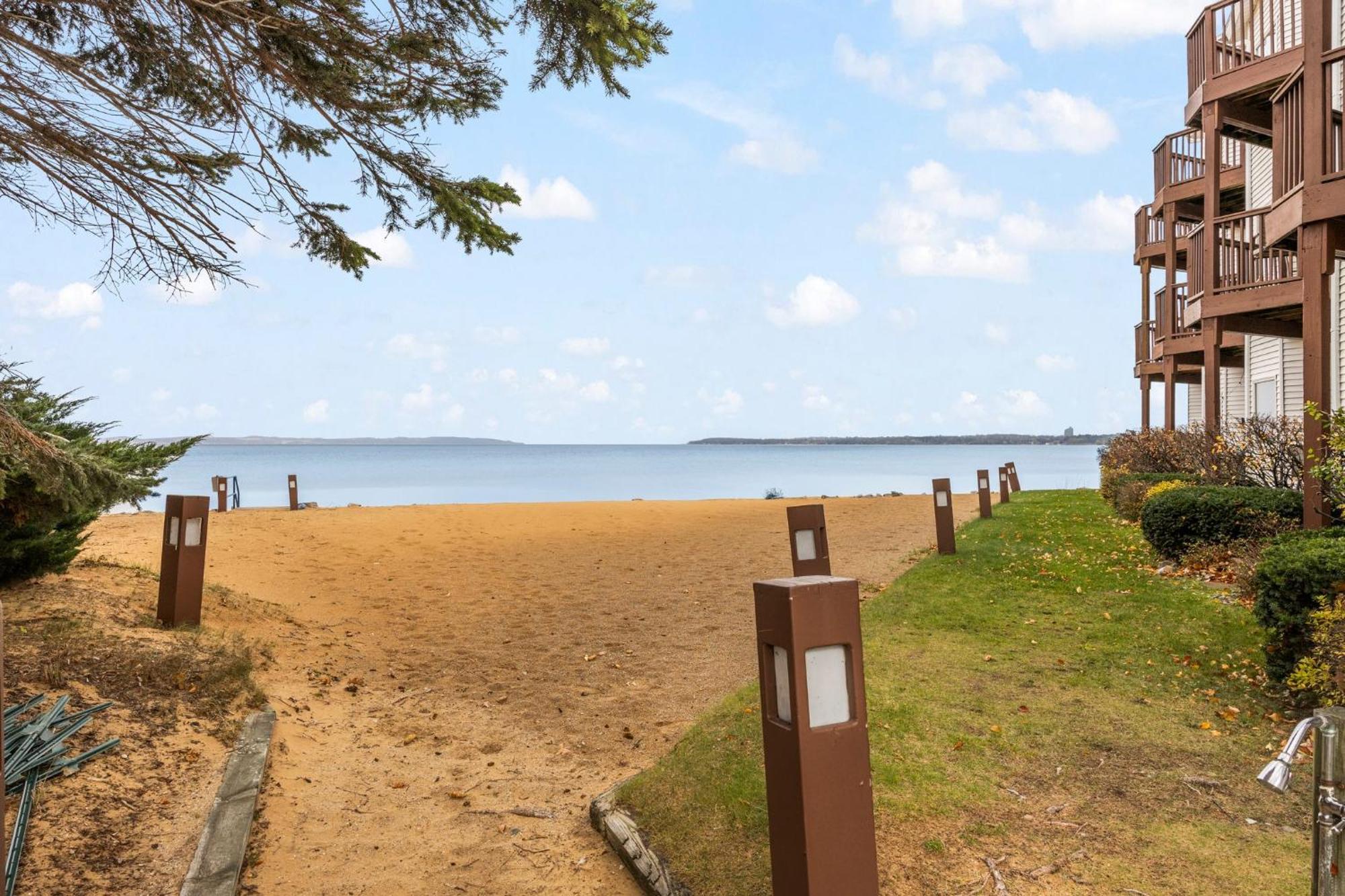 Beachside 102 With Direct Access To The Beach And Pool And Hot Tub 트래버스 시티 외부 사진