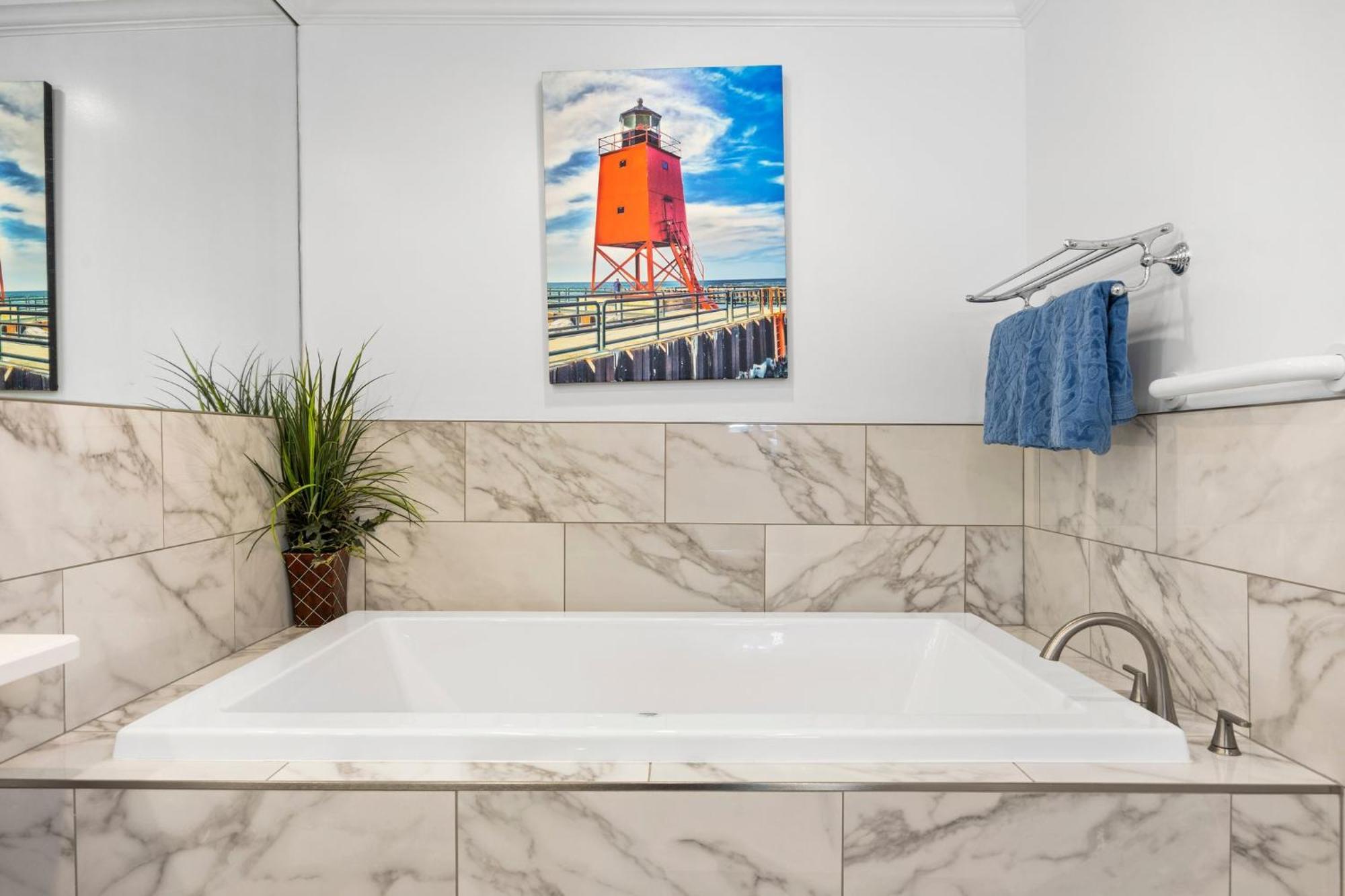 Beachside 102 With Direct Access To The Beach And Pool And Hot Tub 트래버스 시티 외부 사진