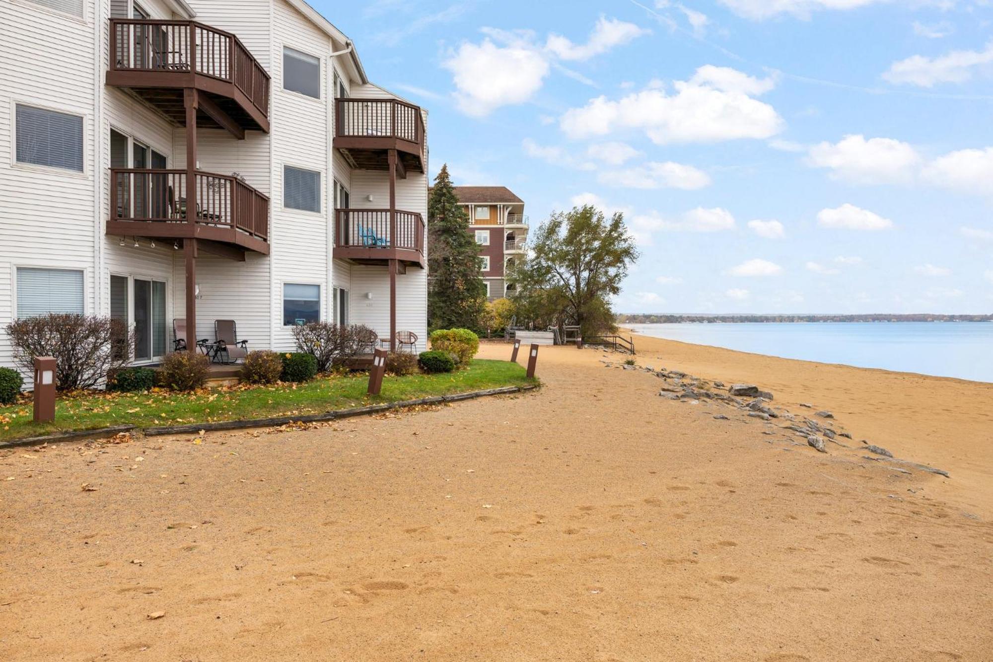 Beachside 102 With Direct Access To The Beach And Pool And Hot Tub 트래버스 시티 외부 사진