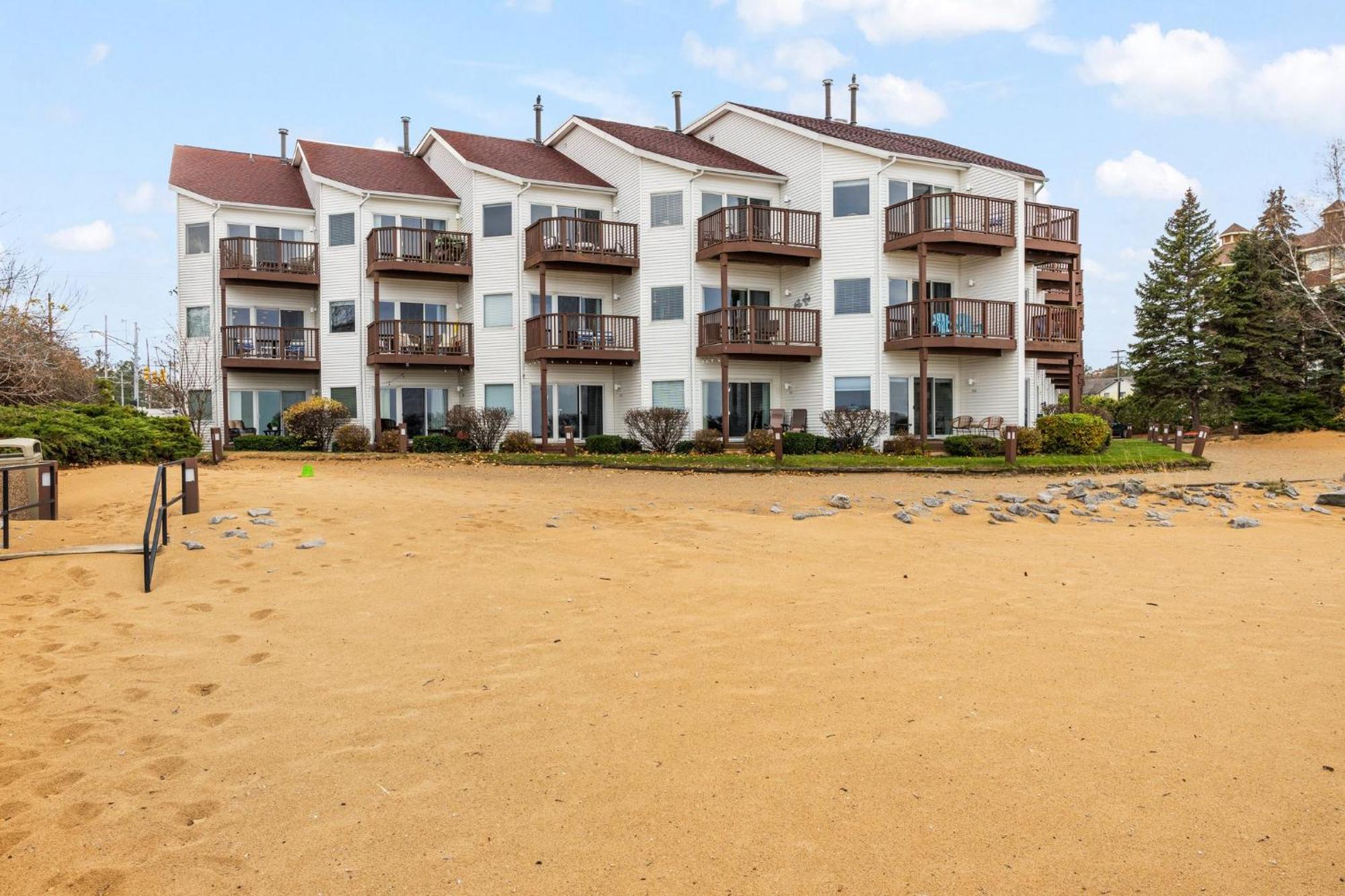 Beachside 102 With Direct Access To The Beach And Pool And Hot Tub 트래버스 시티 외부 사진